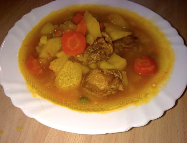 Ensalada de pimientos asados atún y huevo con guisaillo malagueño